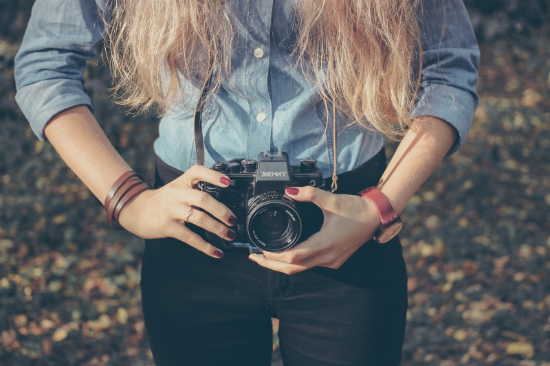 photographe-FALICON-min_hand-person-girl-woman-camera-photography-614-pxhere.com